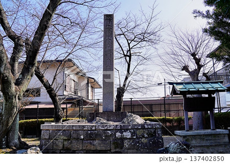 京都　向日市　長岡宮の大極殿跡地の石碑（長岡宮城大極殿遺址）（初春） 137402850
