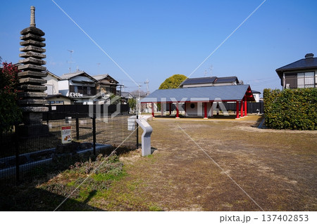 京都　向日市　長岡宮　大極殿回廊跡に建てられた東屋と十三重石塔・礎石（初春） 137402853