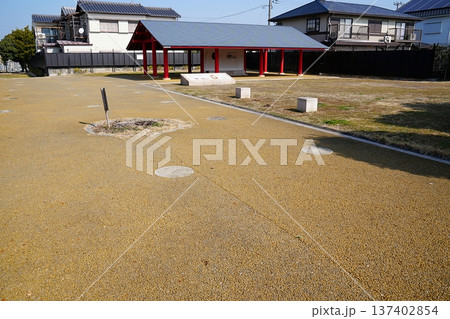 京都　向日市　長岡宮　大極殿回廊跡と回廊跡に建てられた東屋（初春） 137402854