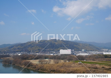 京都 八幡市 展望塔から見た天王山と大山崎、宇治川(北西方向、初春) 京都 八幡市 展望塔から見た天王山と大山崎、宇治川(北西方向、初春) 137402865