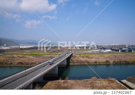 京都　八幡市　展望塔から見た宇治川・宇治川御幸橋と長岡京市街地（北方向、初春） 137402867