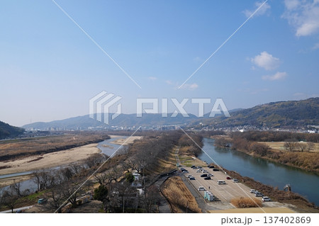 京都　八幡市　展望塔から見た淀川三川合流域と大山崎・島本町並み（西方向、初春） 137402869