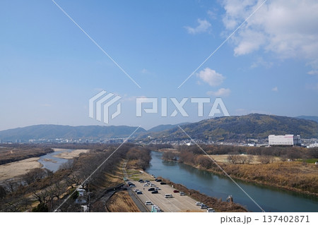 京都　八幡市　展望塔から見た淀川三川合流域と大山崎・島本町並み、天王山（西方向、初春） 137402871