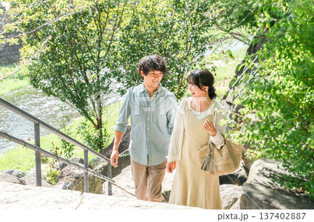 国内旅行で街歩き・観光ツアーをする若い夫婦・カップル 137402887