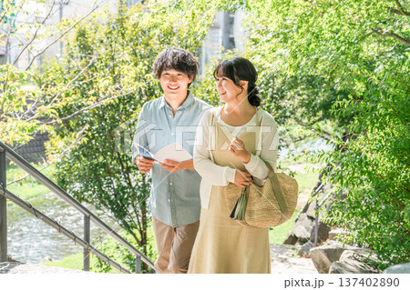 国内旅行で街歩き・観光ツアーをする若い夫婦・カップル 137402890