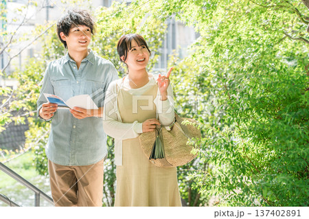 国内旅行で街歩き・観光ツアーをする若い夫婦・カップル 137402891