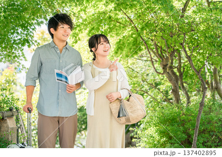 国内旅行で街歩き・観光ツアーをする若い夫婦・カップル 国内旅行で街歩き・観光ツアーをする若い夫婦・カップル 137402895