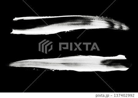 Set of White Chalk Hand Drawn Thick Parallel Horizontal Strokes 137402992
