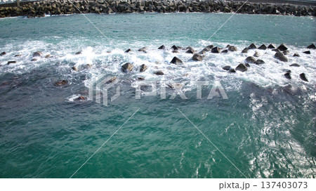富山湾沿岸で見つけた波に削られて水没しそうな離岸堤 富山湾沿岸で見つけた波に削られて水没しそうな離岸堤 137403073