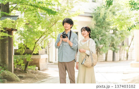 旅行先で一眼レフカメラで写真を撮る男性と女性 旅行先で一眼レフカメラで写真を撮る男性と女性 137403102