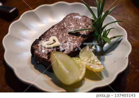 とても美味しい日本の手作りチョコレートケーキ 137403143