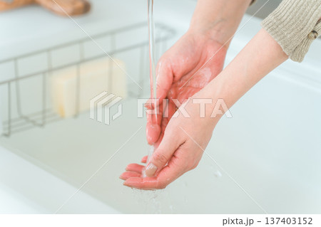 台所,キッチンで水仕事をするあかぎれした女性の真っ赤な手 137403152