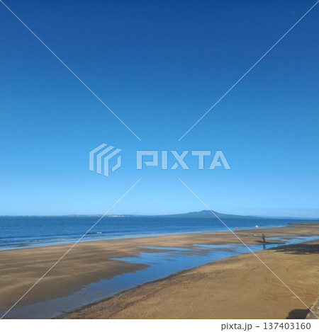 ニュージーランドの青い空と海 137403160