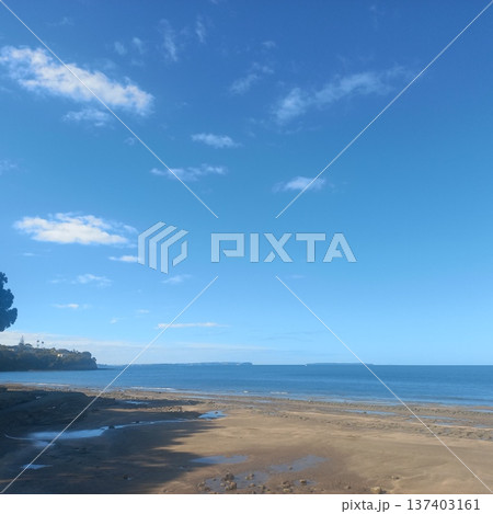 ニュージーランドの青い空と海 ニュージーランドの青い空と海 137403161