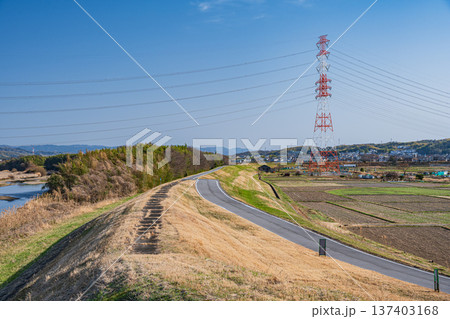 木津川左岸堤防上のサイクリングコース　京奈和自転車道　京都府京田辺市 137403168