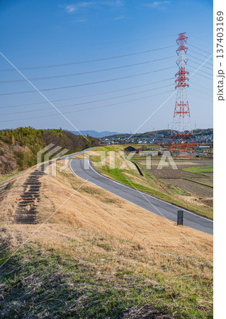 木津川左岸堤防上のサイクリングコース 京奈和自転車道 京都府京田辺市 木津川左岸堤防上のサイクリングコース 京奈和自転車道 京都府京田辺市 137403169