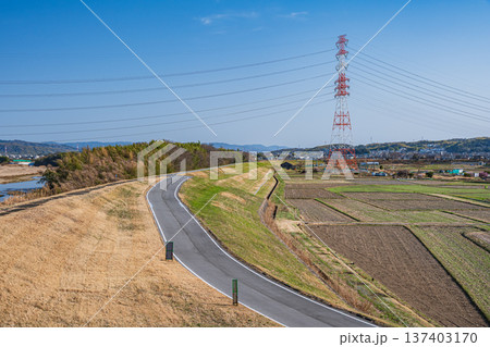 木津川左岸堤防上のサイクリングコース　京奈和自転車道　京都府京田辺市 137403170