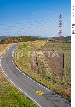 木津川左岸堤防上のサイクリングコース　京奈和自転車道　京都府京田辺市 137403172