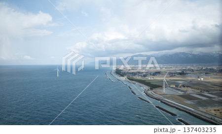 春が近くなってきた富山湾沿岸の洋上風力発電風車などの様子 137403235