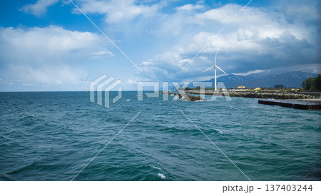 春が近くなってきた富山湾沿岸の洋上風力発電風車などの様子 137403244