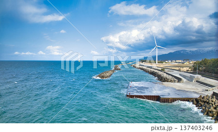 春が近くなってきた富山湾沿岸の洋上風力発電風車などの様子 137403246
