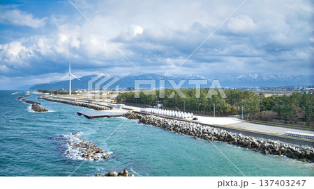 春が近くなってきた富山湾沿岸の洋上風力発電風車などの様子 137403247