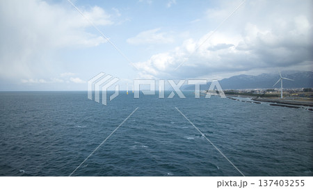 春が近くなってきた富山湾沿岸の洋上風力発電風車などの様子 春が近くなってきた富山湾沿岸の洋上風力発電風車などの様子 137403255