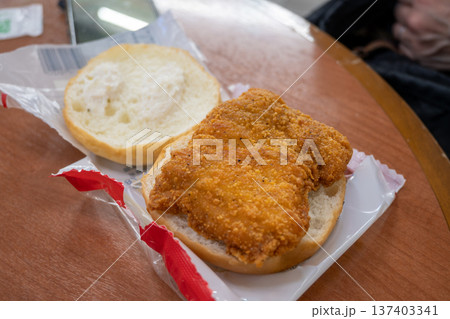 とても美味しい日本のコンビニエンスストアのフライドチキンバーガー とても美味しい日本のコンビニエンスストアのフライドチキンバーガー 137403341