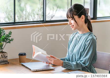 カフェで読書する若いアジア人女性(自己啓発) カフェで読書する若いアジア人女性(自己啓発) 137403364
