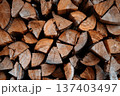 積み重なった薪の断面・木目と年輪のテクスチャ 137403497