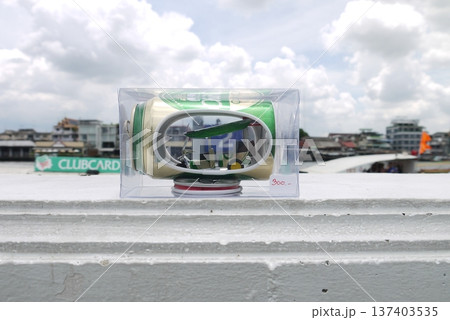 バンコク、ビアチャーンの空き缶でできたトゥクトゥクのお土産 137403535