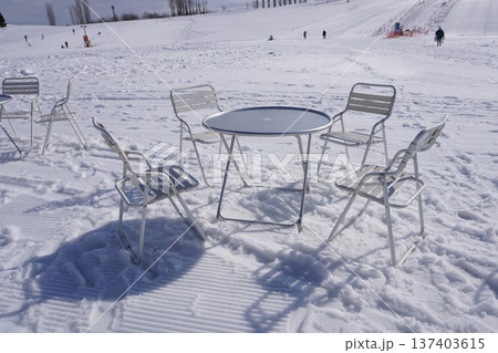 雪上の休憩所02 雪上の休憩所02 137403615
