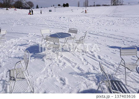 雪上の休憩所03 137403616