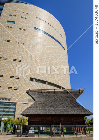 大阪歴史博物館と復元された高床式倉庫 大阪市 大阪歴史博物館と復元された高床式倉庫 大阪市 137403649