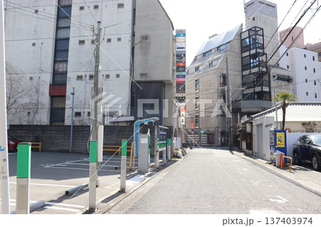 堺市堺区堺東駅付近の翁橋町の繁華街 137403974