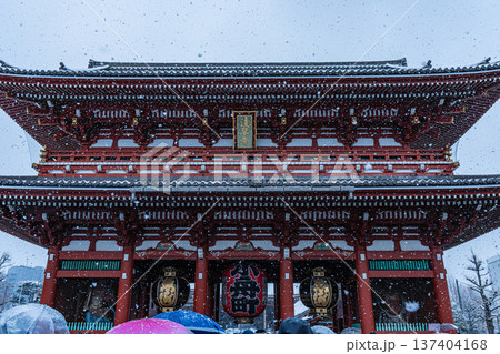 日本　東京　浅草の浅草寺の雪景色 137404168