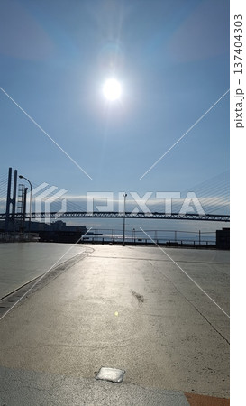 太陽の光が反射している海岸 137404303