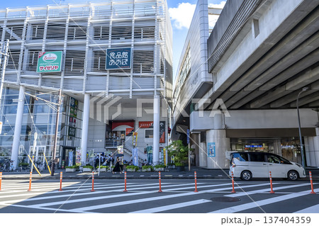 神奈川県横浜市の都市風景　新羽駅　新羽駅東側交差点 137404359