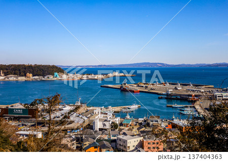 丘から見た久里浜港 137404363