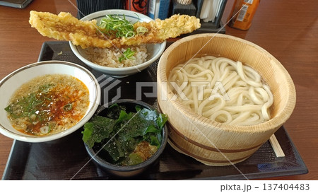 釜揚げうどんとアナゴ丼を食べて 釜揚げうどんとアナゴ丼を食べて 137404483