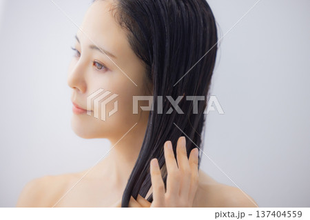 ヘアトリートメントをする女性 137404559