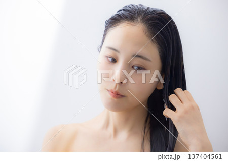 ヘアトリートメントをする女性 ヘアトリートメントをする女性 137404561