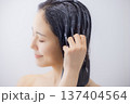 ヘアトリートメントをする女性 137404564