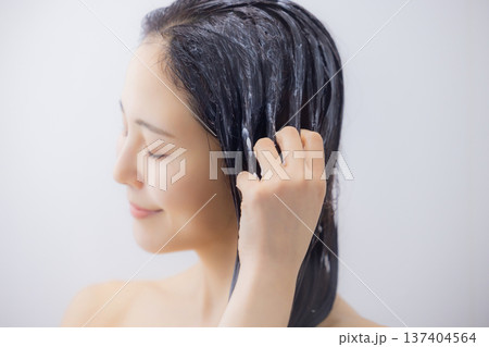 ヘアトリートメントをする女性 137404564
