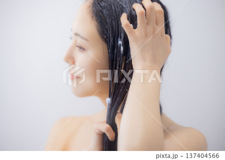 ヘアトリートメントをする女性 137404566