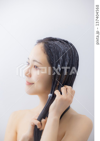 ヘアトリートメントをする女性 ヘアトリートメントをする女性 137404568