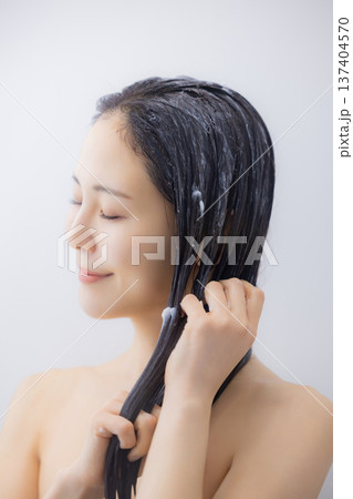 ヘアトリートメントをする女性 137404570