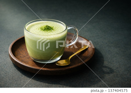 抹茶ラテと金のスプーン 137404575