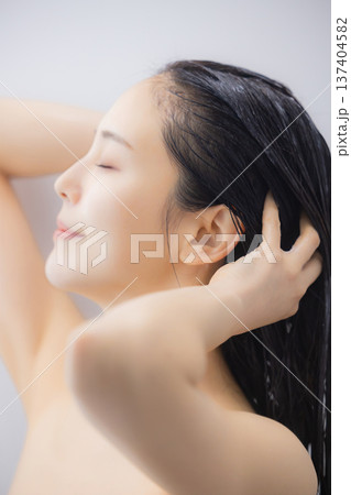 ヘアトリートメントをする女性 137404582