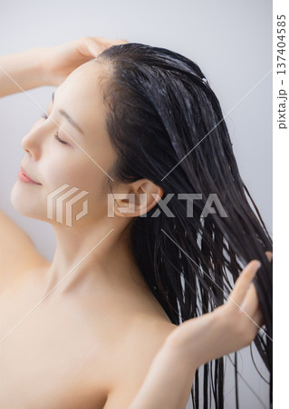 ヘアトリートメントをする女性 ヘアトリートメントをする女性 137404585